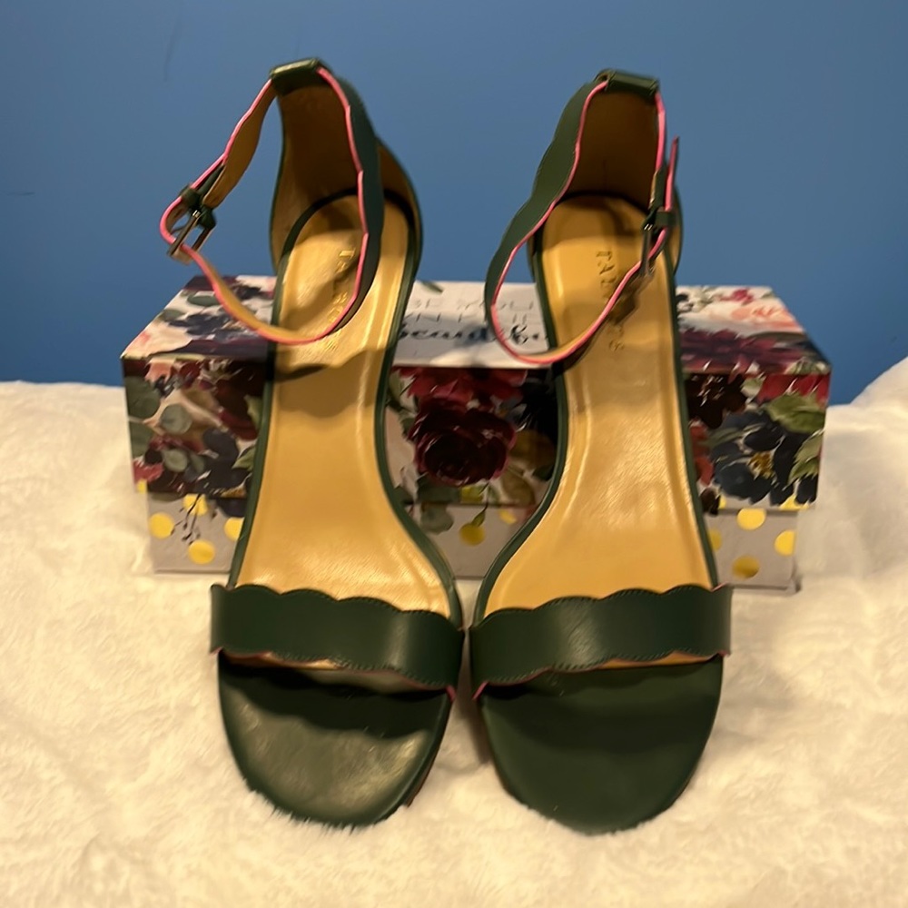 🏖️ Talbots Green Meadow With Pink trim, Pila Scallop Dressy Sandals, Size 11M,